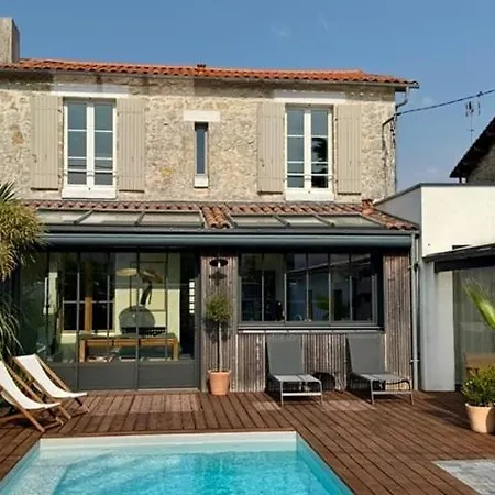 Au Coeur De - 10min Du Centre-ville Et De La Gare - Piscine - 4 8 Personnes Villa
